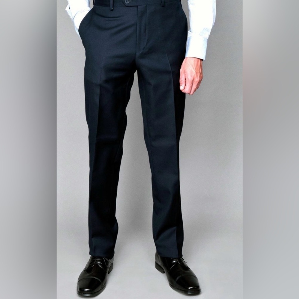 Mantoni trousers 100% virgin super 140’s wool from Milan Italy 
30x27
Euro Slim